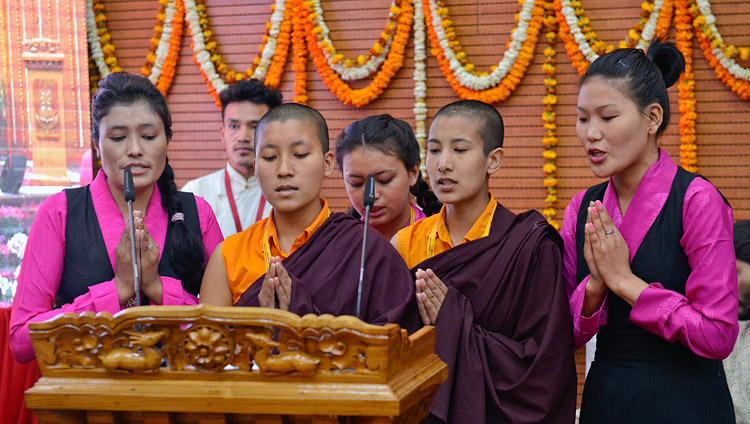 Studierende und Nonnen rezitieren Mangalacharan auf Sanskrit am 92. Jahrestreffen der Vereinigung der Indischen Universitäten (Association of Indian Universities AIU) an der Central Institute of Higher Tibetan Studies (CIHTS) in Sarnath, UP, Indien am 19. März 2018. Foto: Lobsang Tsering