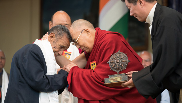 Seine Heiligkeit umarmt Naren Chandra Das, dem einzigen bekannten Überlebenden der 7 Assam Rifles, der ihn 1959 an der indischen Grenze empfing - in Dharamsala, HP, Indien am 31. März 2018. Foto: Tenzin Choejor