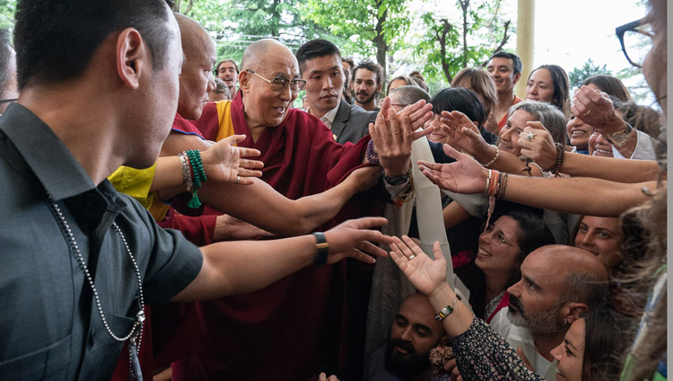 Seine Heiligkeit der Dalai Lama grüsst die Besucher auf dem Hof des tibetischen Haupttempels in Dharamsala, HP, Indien am 16. April 2018. Foto: Tenzin Choejor