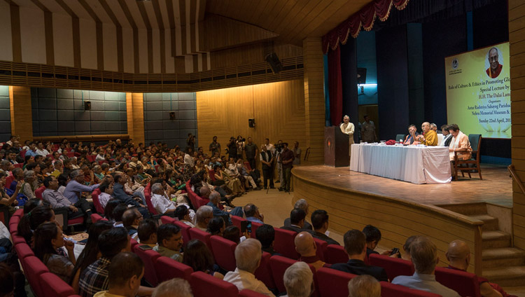 Seine Heiligkeit der Dalai Lama spricht über säkulare Ethik im Nehru Memorial Museum and Library Auditorium in Neu-Delhi, Indien am 22. April 2018. Foto: Tenzin Choejor