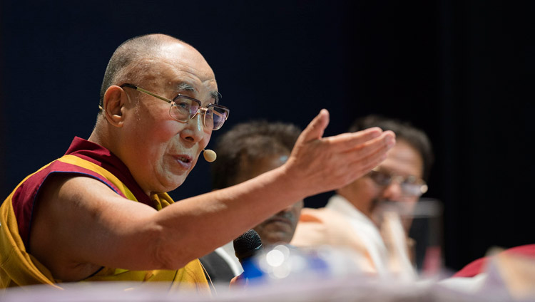 Seine Heiligkeit der Dalai Lama während seines Vortrages im Nehru Memorial Museum and Library Auditorium in Neu-Delhi, Indien am 22. April 2018. Foto: Tenzin Choejor