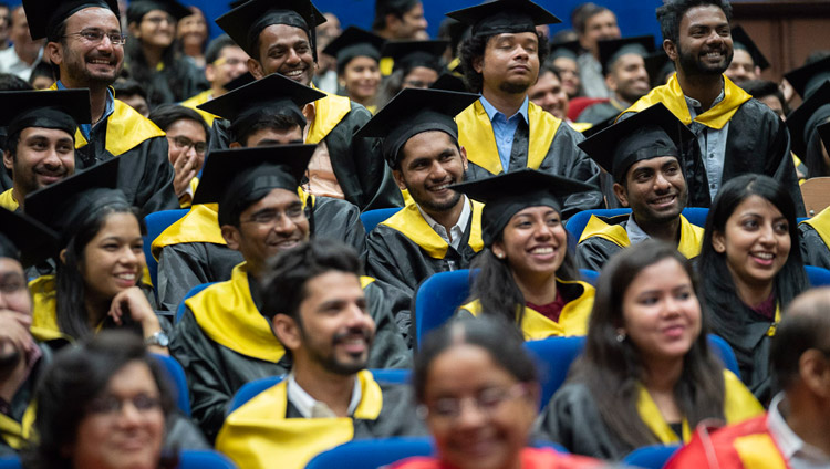 Absolventen verfolgen die Rede Seiner Heiligkeit dem Dalai Lama während der 23. Versammlung am Lal Bahadur Shastri Institute of Management in Neu-Delhi, Indien, am 23. April 2018 zuhören. Foto: Tenzin Choejor