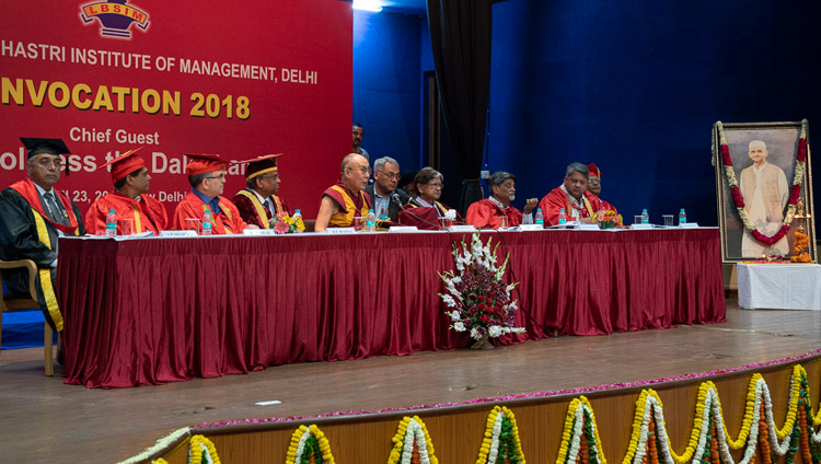 Seine Heiligkeit der Dalai Lama während seiner Rede an der 23. Versammlung des Lal Bahadur Shastri Institute of Management in Neu-Delhi, Indien am 23. April 2018. Foto: Tenzin Choejor