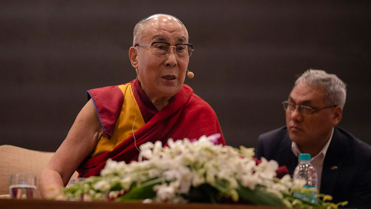 Seine Heiligkeit der Dalai Lama spricht über 'Glück und stressfreies Leben' am Indian Institute of Technology (IIT) in Neu-Delhi, Indien am 24. April 2018. Foto: Tenzin Choejor