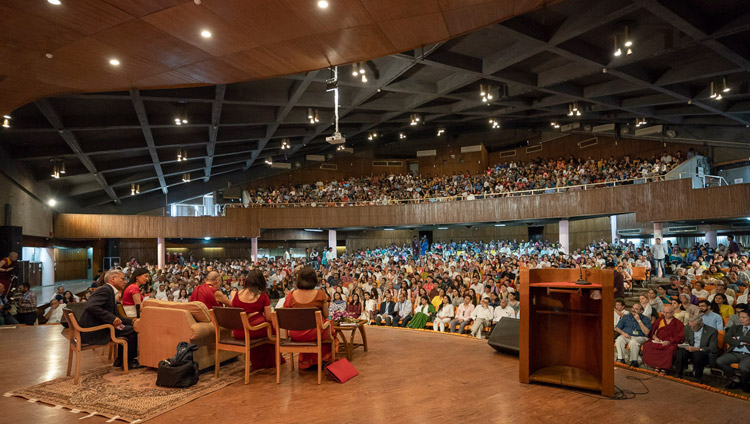 Ein Blick auf das Auditorium während des Vortrages von Seiner Heiligkeit dem Dalai Lama über ‚Glück und ein stressfreies Leben' am IIT in Neu-Delhi, Indien am 24. April 2018. Foto: Tenzin Choejor