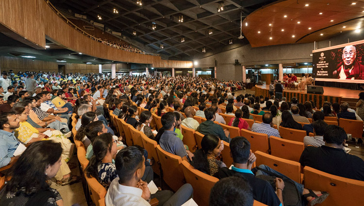 Über 1500 Menschen verfolgen im Auditorium den Vortrag von Seiner Heiligkeit dem Dalai Lama über ‚Glück und ein stressfreies Leben' am IIT in Neu-Delhi, Indien am 24. April 2018. Foto: Tenzin Choejor