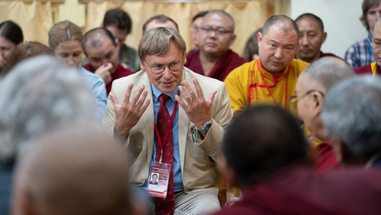 Moderator Prof. Konstantin Anokhin dankt Seiner Heiligkeit dem Dalai Lama für die Teilnahme am 2. Dialog zwischen russischen und buddhistischen Gelehrten in Dharamsala, HP, Indien am 3. Mai 2018. Foto: Tenzin Choejor