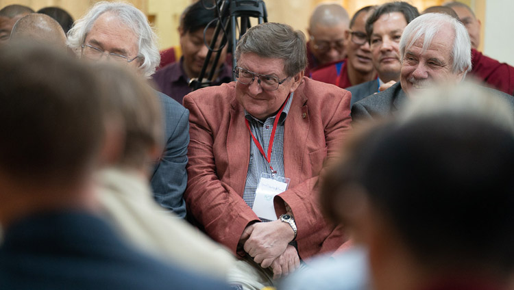 Prof. Svyatoslav Medvedev verfolgt die Kommentare von Seiner Heiligkeit dem Dalai Lama beim 2. Dialog zwischen russischen und buddhistischen Gelehrten in Dharamsala, HP, Indien am 3. Mai 2018. Foto: Tenzin Choejor