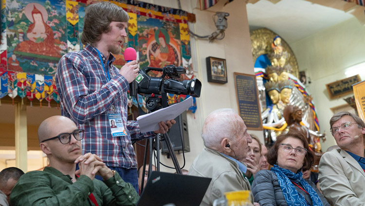 Prof. Dubrovskys Vortrag wird am zweiten Tag des Dialogs zwischen russischen und buddhistischen Wissenschaftlern auf Englisch vorgelesen - in Dharamsala, HP, Indien, am 4. Mai 2018. Foto: Tenzin Choejor