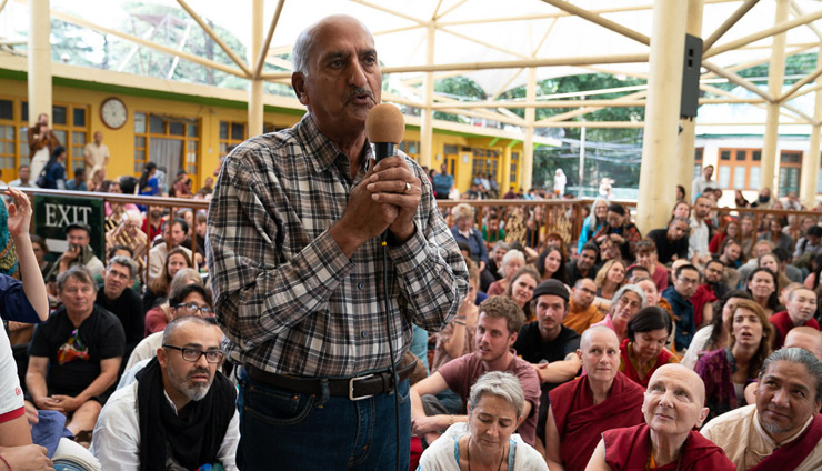 Jemand aus dem Publikum stellt Seiner Heiligkeit dem Dalai Lama bei der Begegnung mit Besuchern aus aller Welt eine Frage, in Dharamsala, HP, Indien am 19. Mai 2018. Foto: Tenzin Choejor