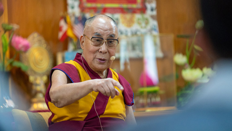 Seine Heiligkeit der Dalai Lama spricht mit Gruppen in Vietnam über eine Live-Videokonferenzschaltung aus seiner Residenz in Dharamsala, HP, Indien am 21. Mai 2018. Foto: Tenzin Choejor