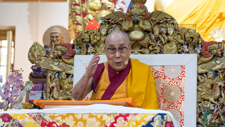 Seine Heiligkeit der Dalai Lama spricht am ersten Tag seiner Unterweisung für junge Tibeterinnen und Tibeter in Dharamsala, HP, Indien am 6. Juni 2018. Foto: Tenzin Phuntsok