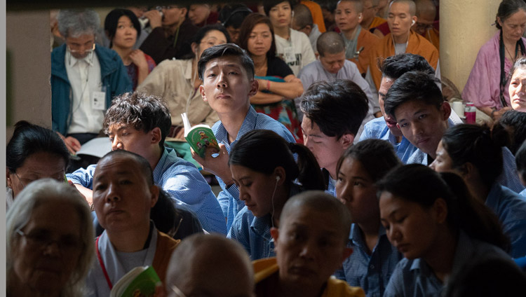 Junge Tibeterinnen und Tibeter sowie viele andere Teilnehmenden verfolgen die Unterweisung Seiner Heiligkeit des Dalai Lama am zweiten Tag in Dharamsala, HP, Indien am 7. Juni 2018. Foto: Tenzin Phuntsok