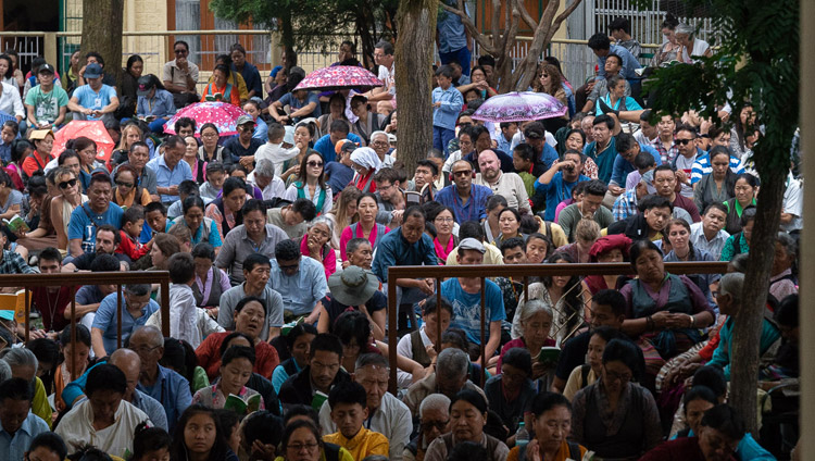 Über 9‘000 Teilnehmende verfolgen am zweiten Tag die Unterweisung Seiner Heiligkeit des Dalai Lama für die tibetische Jugend in Dharamsala, HP, Indien am 7. Juni 2018. Foto: Tenzin Phuntsok