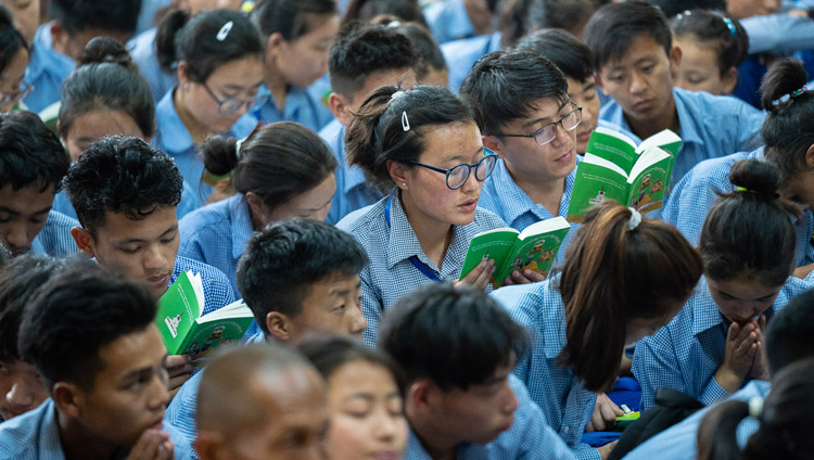 Schülerinnen und Schüler verfolgen den Text der Unterweisung von Seiner Heiligkeit dem Dalai Lama in Dharamsala, HP, Indien am 8. Juni 2018. Foto: Tenzin Choejor