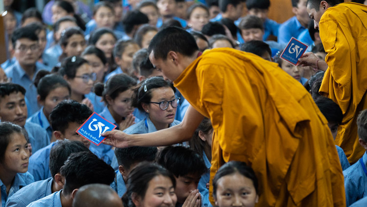 Assistierende Mönche segnen mit rituellen Objekten die Teilnehmenden während der Weissen Manjushri Erlaubnis durch Seine Heiligkeit den Dalai Lama in Dharamsala, HP, Indien am 8. Juni 2018. Foto: Tenzin Choejor