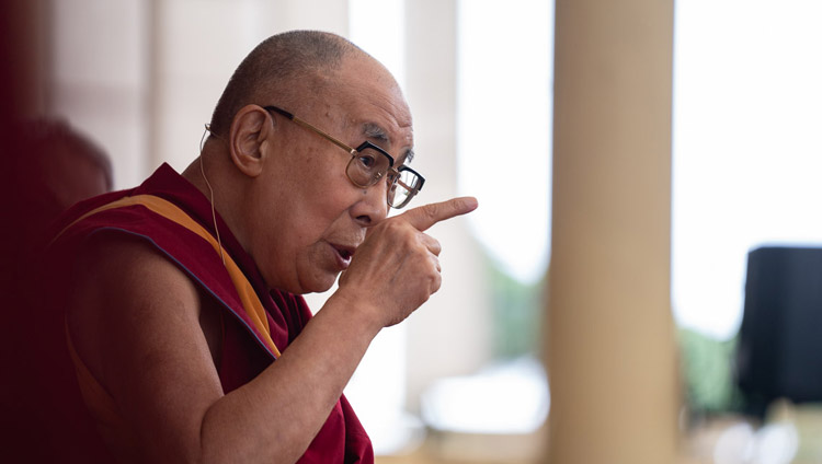 Seine Heiligkeit der Dalai Lama beantwortet eine Frage von einem 8-jährigen Mädchen beim Treffen mit Besuchern aus Indien und aus dem Ausland in Dharamsala, HP, Indien am 9. Juni 2018. Foto: Tenzin Choejor