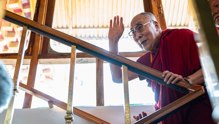 Seine Heiligkeit der Dalai Lama zieht sich nach der Begrüssungszeremonie zurück in seine Residenz in Leh, Ladakh, J&K, Indien am 3. Juli 2018. Foto: Tenzin Choejor