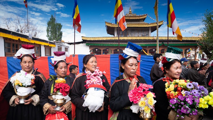 Ladakhische Frauen in ihren traditionellen Trachten warten auf die Ankunft von Seiner Heiligkeit dem Dalai Lama am Jokhang in Leh, Ladakh, Indien am 4. Juli 2018. Foto: Tenzin Choejor