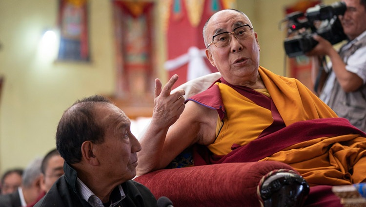 Seine Heiligkeit der Dalai Lama spricht während seiner Pilgerfahrt zum Jokhang in Leh, Ladakh, Indien am 4. Juli 2018. Foto: Tenzin Choejor