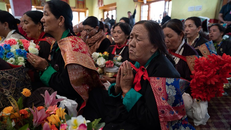 Das Publikum verfolgt die Ansprache Seiner Heiligkeit des Dalai Lama während seiner Pilgerfahrt zum Jokhang in Leh, Ladakh, Indien am 4. Juli 2018. Foto: Tenzin Choejor