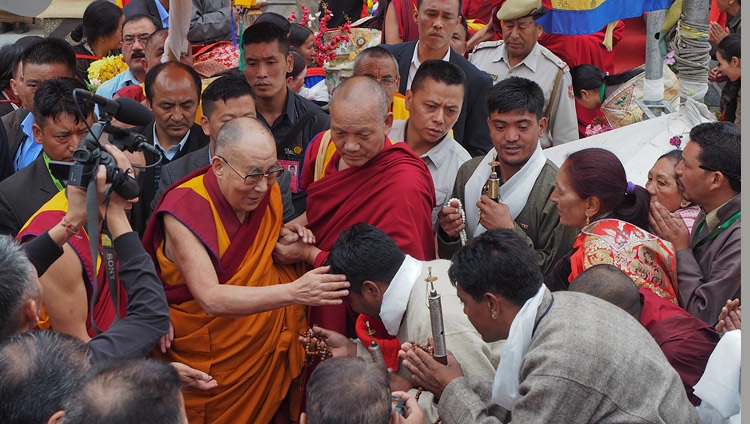 Seine Heiligkeit der Dalai Lama grüsst die versammelten Menschen beim Verlassen des Jokhang Tempels in Leh, Ladakh, Indien am 4. Juli 2018. Foto: Tenzin Choejor