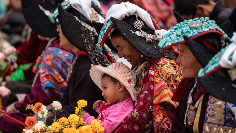 Einheimische in ihren traditionellen Kleidern bei den Unterweisungen von Seiner Heiligkeit dem Dalai Lama in Diskit, Nubra-Tal, J&K, Indien am 13. Juli 2018. Foto: Tenzin Choejor