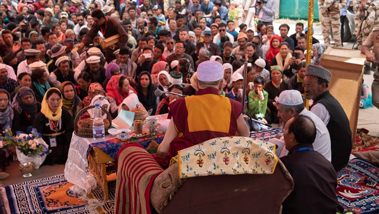 Seine Heiligkeit der Dalai Lama spricht mit einheimischen Muslime in Diskit, Nubra-Tal, J&K, Indien am 13. Juli 2018. Foto: Tenzin Choejor