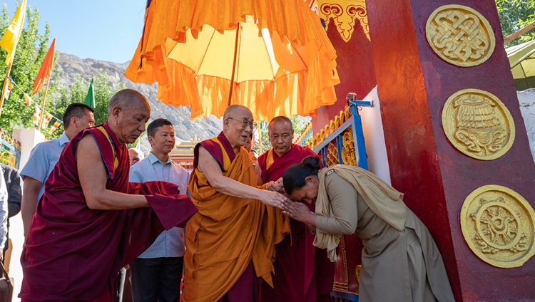 Seine Heiligkeit der Dalai Lama grüsst eine Frau des Sicherheitspersonals vor den Toren des Samstanling Klosters in Sumur, Ladakh, J&K, Indien am 15. Juli 2018. Foto: Tenzin Choejor