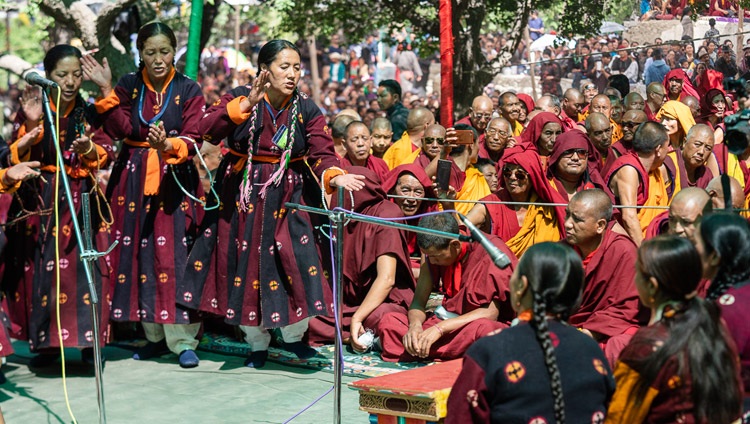 Mitglieder der Laien-Arbeitsgruppe in Tiggur, die meisten von ihnen Frauen, debattieren über die Qualitäten der Drei Juwelen in Sumur, Ladakh, J&K, Indien am 15. Juli 2018. Foto: Tenzin Choejor