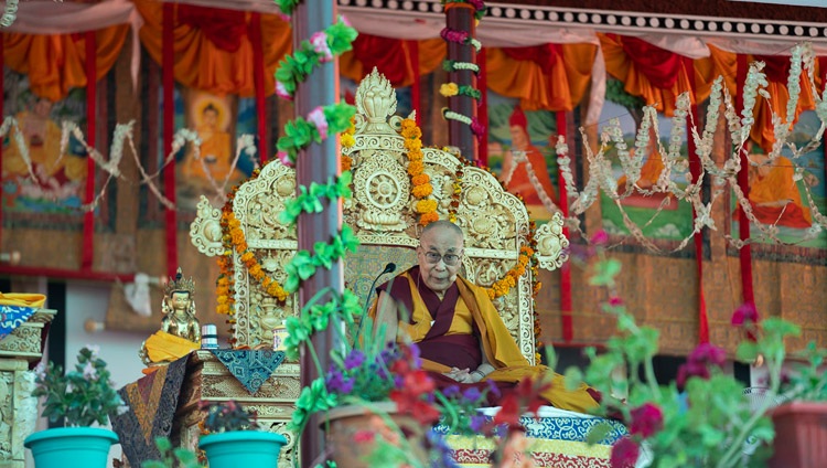 Seine Heiligkeit der Dalai Lama während den Unterweisungen im Samstanling Kloster in Sumur, Ladakh, J&K, Indien am 16. Juli 2018. Foto: Tenzin Choejor