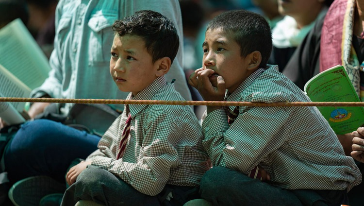 Kinder verfolgen die Unterweisungen von Seiner Heiligkeit dem Dalai Lama im Samstanling Kloster in Sumur, Ladakh, J&K, Indien am 16. Juli 2018. Foto: Tenzin Choejor