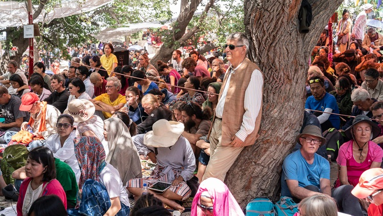 Teilnehmende aus aller Welt verfolgen die Unterweisungen von Seiner Heiligkeit dem Dalai Lama im Samstanling Kloster in Sumur, Ladakh, J&K, Indien am 16. Juli 2018. Foto: Tenzin Choejor