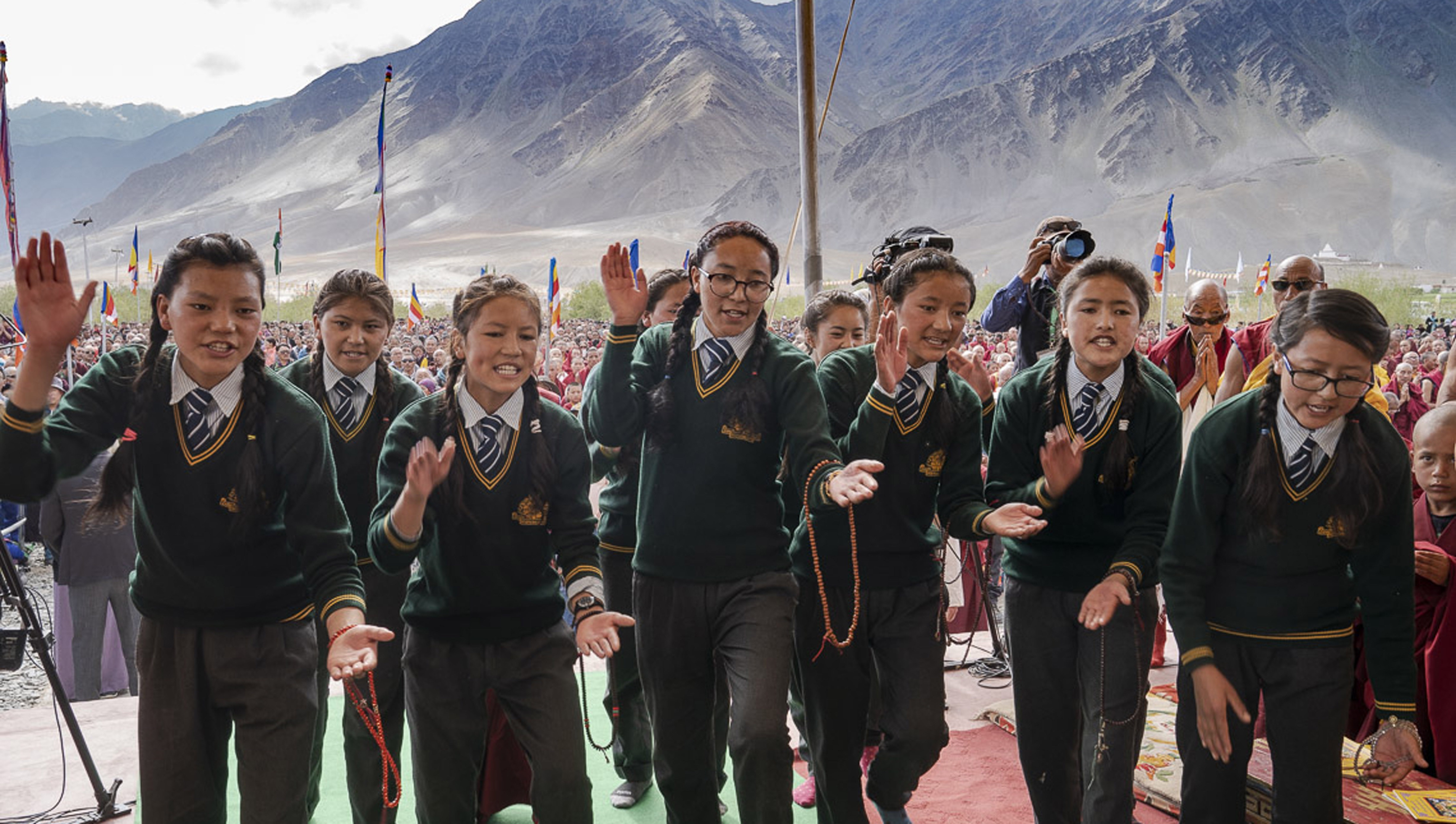 Schülerinnen von der CBAC Branch School in einer Debatte über buddhistische Philosophie in Padum, Zanskar, J&K, Indien am 22. Juli 2018. Foto: Tenzin Choejor