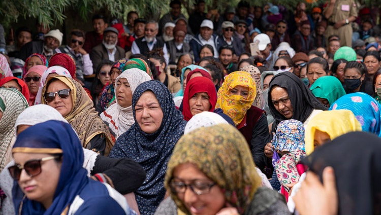 Angehörige der muslimischen Gemeinde verfolgen die Rede Seiner Heiligkeit des Dalai Lama in Padum, Zanskar, J&K, Indien am 24. Juli 2018. Foto: Tenzin Choejor