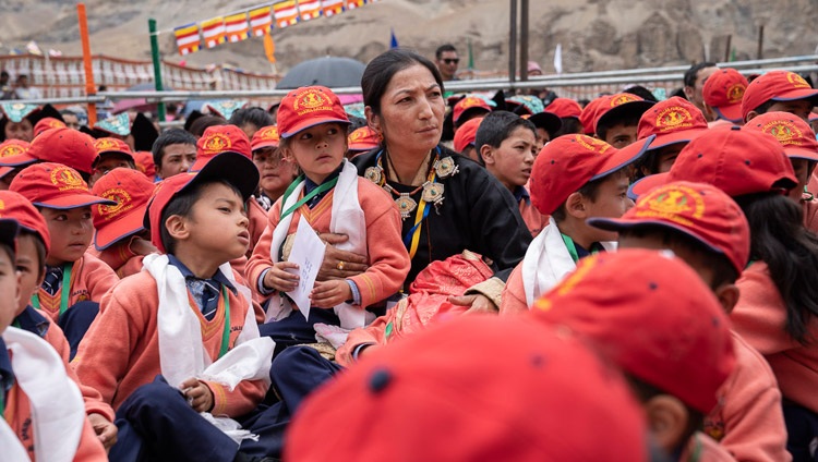 Schülerinnen und Schüler verfolgen die Rede Seiner Heiligkeit des Dalai Lama an der Spring Dales Public School in Mulbekh, Ladakh, J&K, Indien am 26. Juli 2018. Foto: Tenzin Choejor