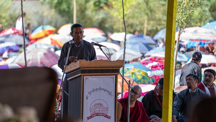 MLA, Rigzin Jora spricht am Spatenstich für das Bibliotheks- und Lernzentrum am Thiksey Kloster in Leh, Ladakh, J&K, Indien am 29. Juli 2018. Foto: Tenzin Choejor