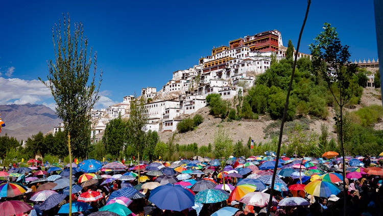 Ein Blick auf die Versammlung vor dem Thiksey Kloster während des Spatenstichs des neuen Bibliotheks- und Lernzentrums in Leh, Ladakh, J&K, Indien am 29. Juli 2018. Foto: Tenzin Choejor