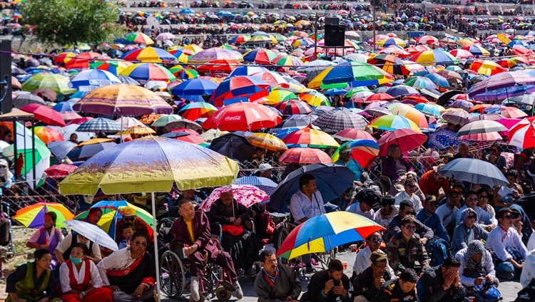 Über 30‘000 Menschen nehmen am letzten Tag der Unterweisungen von Seiner Heiligkeit dem Dalai Lama teil – in Leh, Ladakh, J&K, Indien am 31. Juli 2018. Foto: Tenzin Choejor