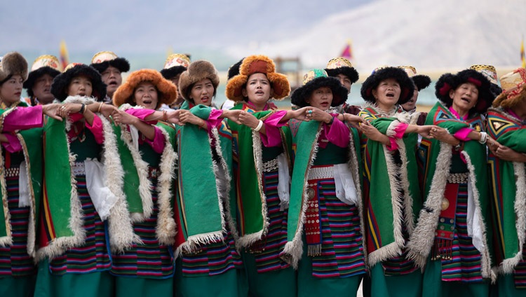 Mitglieder der Sonamling Siedlung führen während der Begegnun mit Seiner Heiligkeit dem Dalai Lama traditionelle Tänze vor – in Leh, Ladakh, Indian am 1. August 2018. Foto: Tenzin Choejor