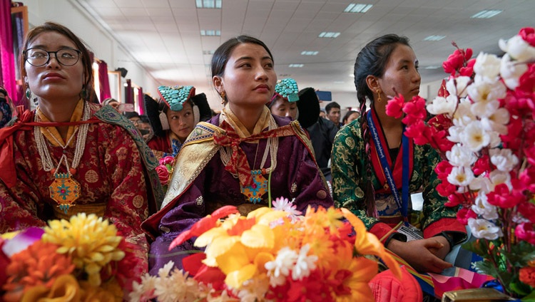 Studierende in ihren traditionellen Kleidern nehmen am Vortrag von Seiner Heiligkeit dem Dalai Lama teil am Eliezer Joldan Memorial College in Leh, Ladakh, J&K, Indien am 2. August 2018. Foto: Tenzin Choejor