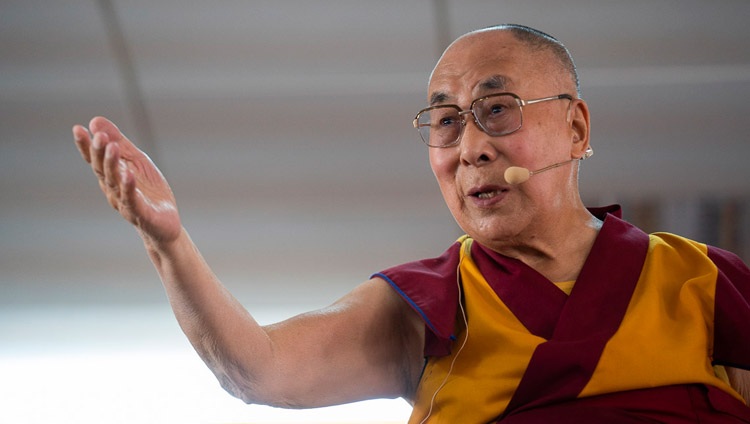 Seine Heiligkeit der Dalai Lama beantwortet Fragen aus dem Publikum am Eliezer Joldan Memorial College in Leh, Ladakh, J&K, Indien am 2. August 2018. Foto: Tenzin Choejor