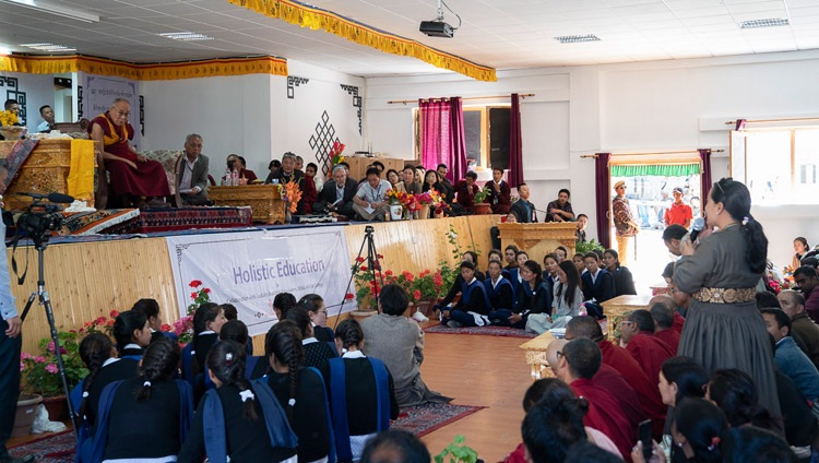 Jemand aus dem Publikum stellt Seiner Heiligkeit dem Dalai Lama eine Fragen nach dessen Vortrag am Eliezer Joldan Memorial College in Leh, Ladakh, J&K, Indien am 2. August 2018. Foto: Tenzin Choejor