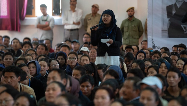 Eine Studierende stellt Seiner Heiligkeit dem Dalai Lama nach dessen Vortrag eine Frage am Eliezer Joldan Memorial College in Leh, Ladakh, J&K, Indien am 2. August 2018. Foto: Tenzin Choejor