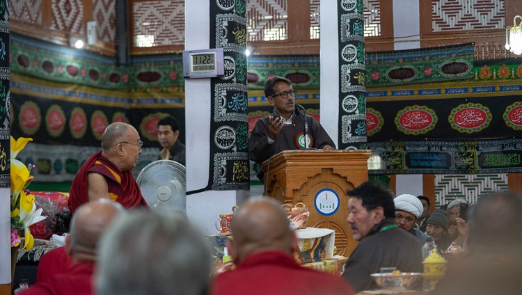 Ein Vertreter der lokalen muslimischen Gemeinde begrüsst offizielle Seine Heiligkeit den Dalai Lama in der Imam Barge Moschee in Chushot Yokma, in Leh, Ladakh, J&K, Indien am 2. August 2018. Foto: Tenzin Choejor