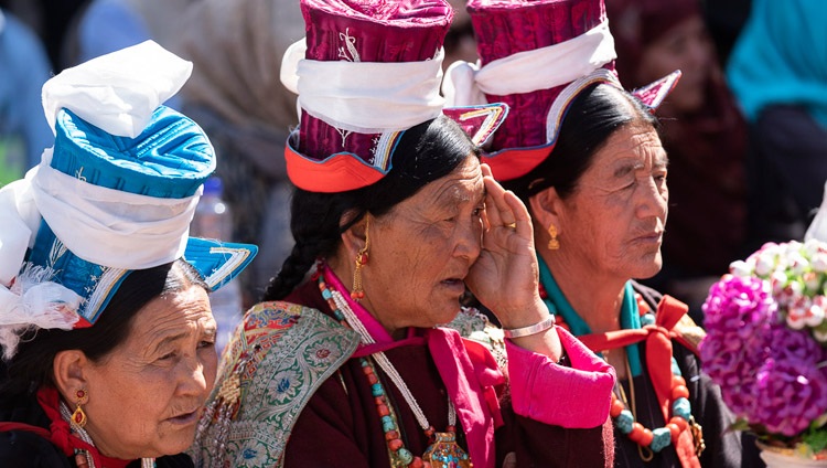 Die Teilnehmenden verfolgen die Rede Seiner Heiligkeit des Dalai Lama anlässlich der Einweihung des Juma Bagh Parks in Leh, Ladakh, J&K, Indien am 3. August 2018. Foto: Tenzin Choejor