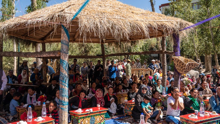 Die Teilnehmenden verfolgen die Rede Seiner Heiligkeit des Dalai Lama anlässlich der Einweihung des Juma Bagh Parks in Leh, Ladakh, J&K, Indien am 3. August 2018. Foto: Tenzin Choejor