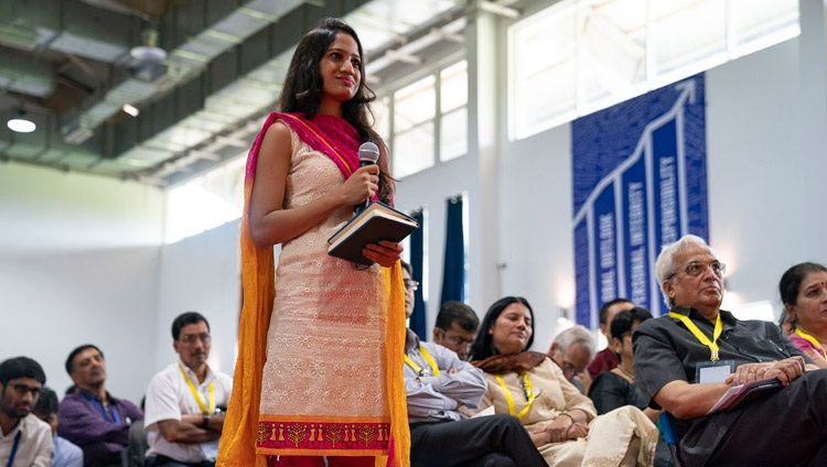 Eine Teilnehmende stellt nach dem Vortrag Seiner Heiligkeit dem Dalai Lama eine Frage am Goa Institute of Management in Sanquelim, Goa, Indien am 8. August 2018. Foto: Tenzin Choejor