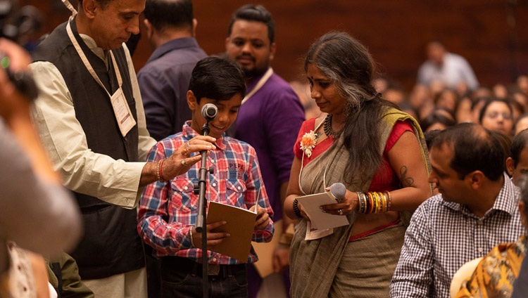 Ein Knabe stellt Seiner Heiligkeit dem Dalai Lama nach dem Vortrag eine Frage – in Bengaluru, Karnataka, Indien am 11. August 2018. Foto: Tenzin Choejor