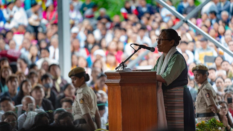 B Tsering, Rektorin des Dalai Lama Institute of Higher Education, begrüsst Seine Heiligkeit den Dalai Lama und Anwesenden in Sheshagrihalli, Karnataka, Indien am 13. August 2018. Foto: Tenzin Choejor